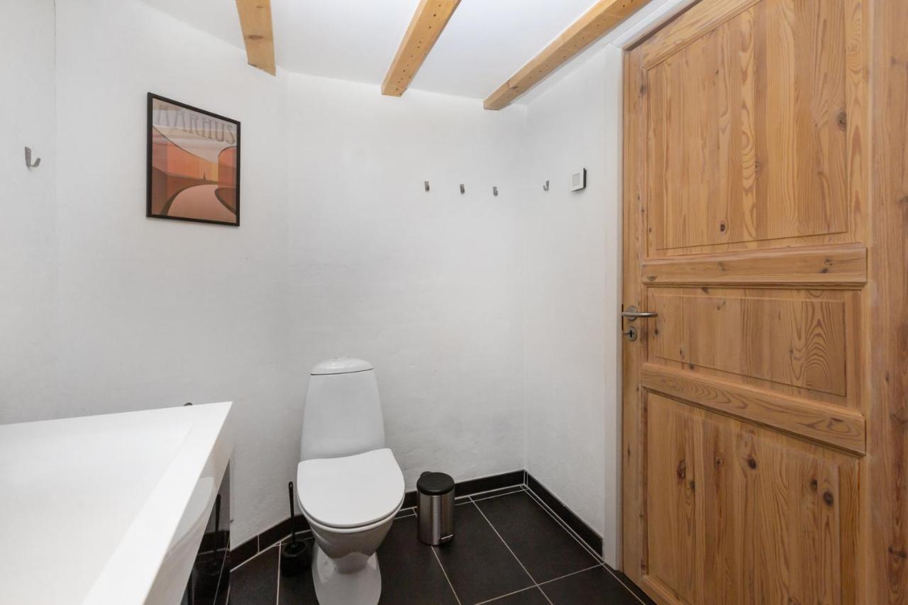 Moderne & Fuldt Udstyret Lejlighed M.Plads Til 4 Hojbjerg Экстерьер фото