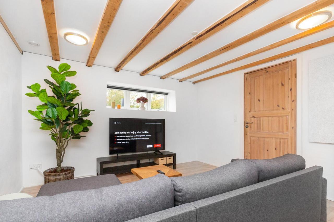 Moderne & Fuldt Udstyret Lejlighed M.Plads Til 4 Hojbjerg Экстерьер фото